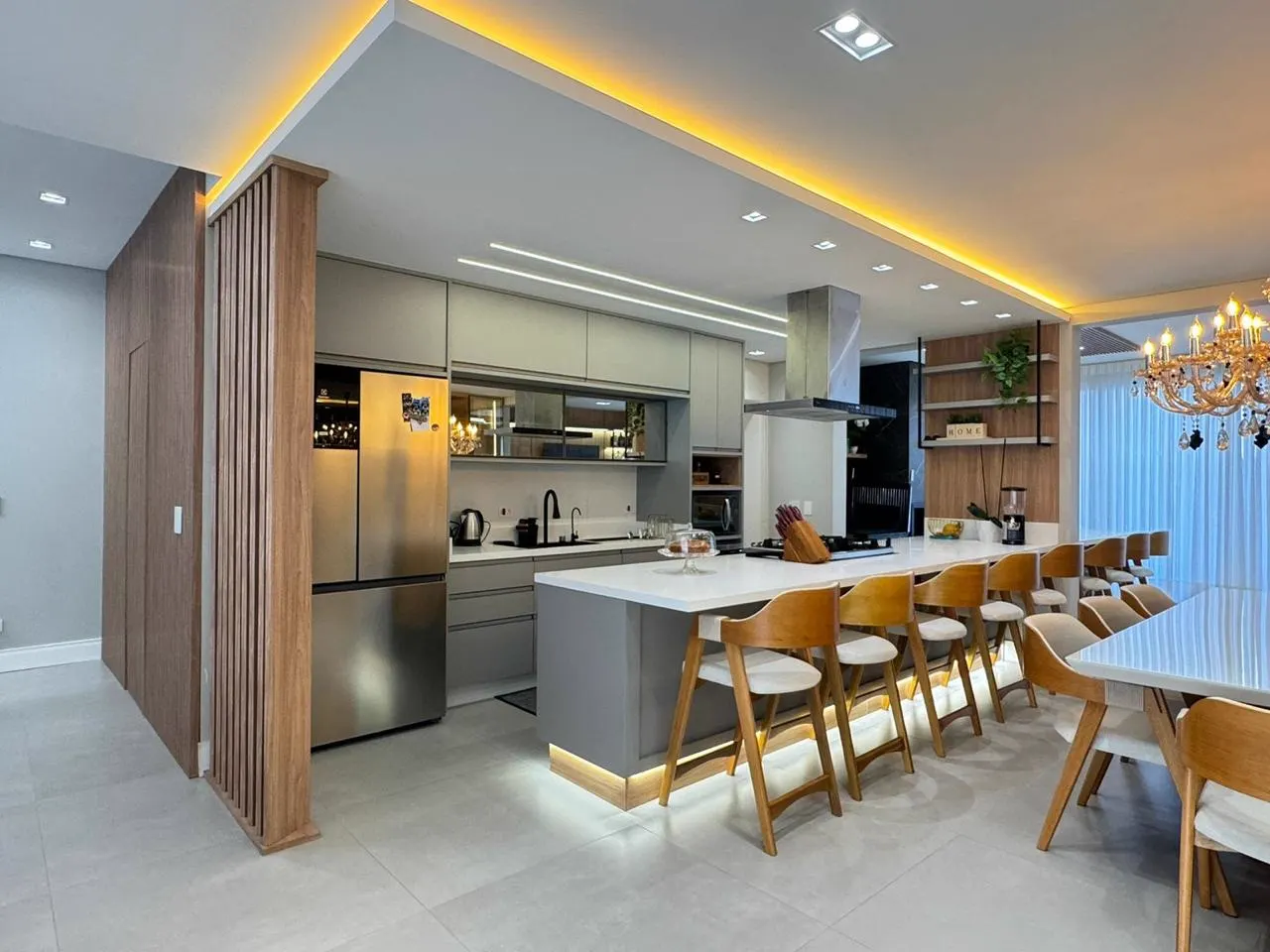 Cozinha com marcenaria planejada, ilha e iluminação integrada, projeto Real Design